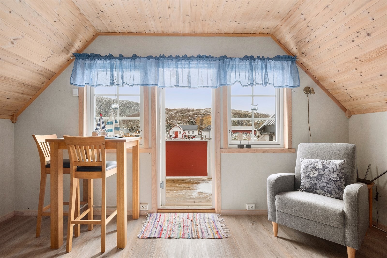 Fra stua er det utgang til en hyggelig altan. Galleribilde