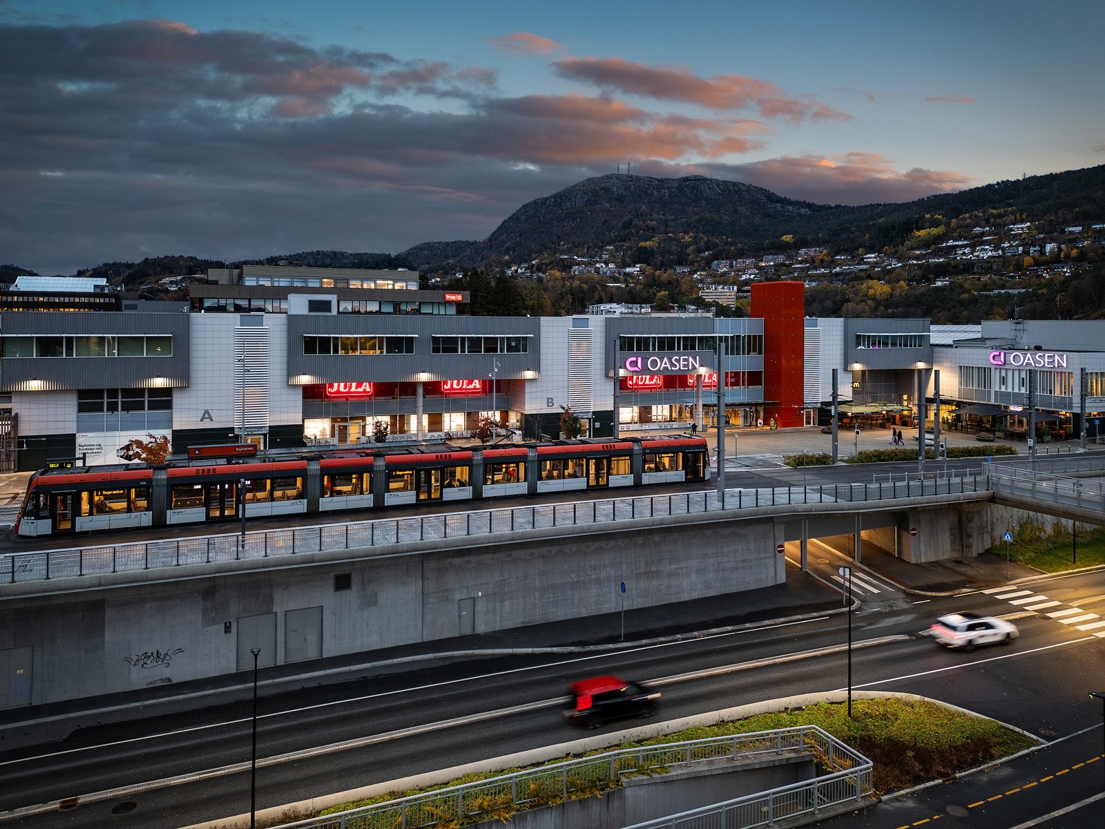 Oasen kjøpesenter er få minutters gange fra leiligheten og kan skilte med bybanestopp og gode shoppingmuligheter. Galleribilde