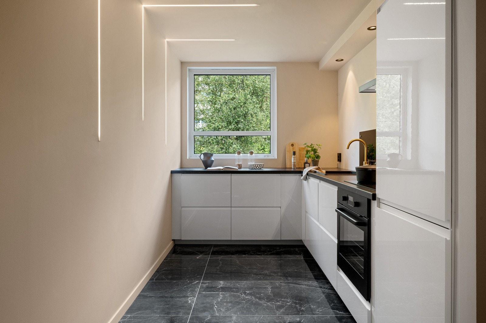 Integrerte hvitevarer: oppvaskmaskin, platetopp, ovn samt kjøl/frys medfølger handelen. Galleribilde