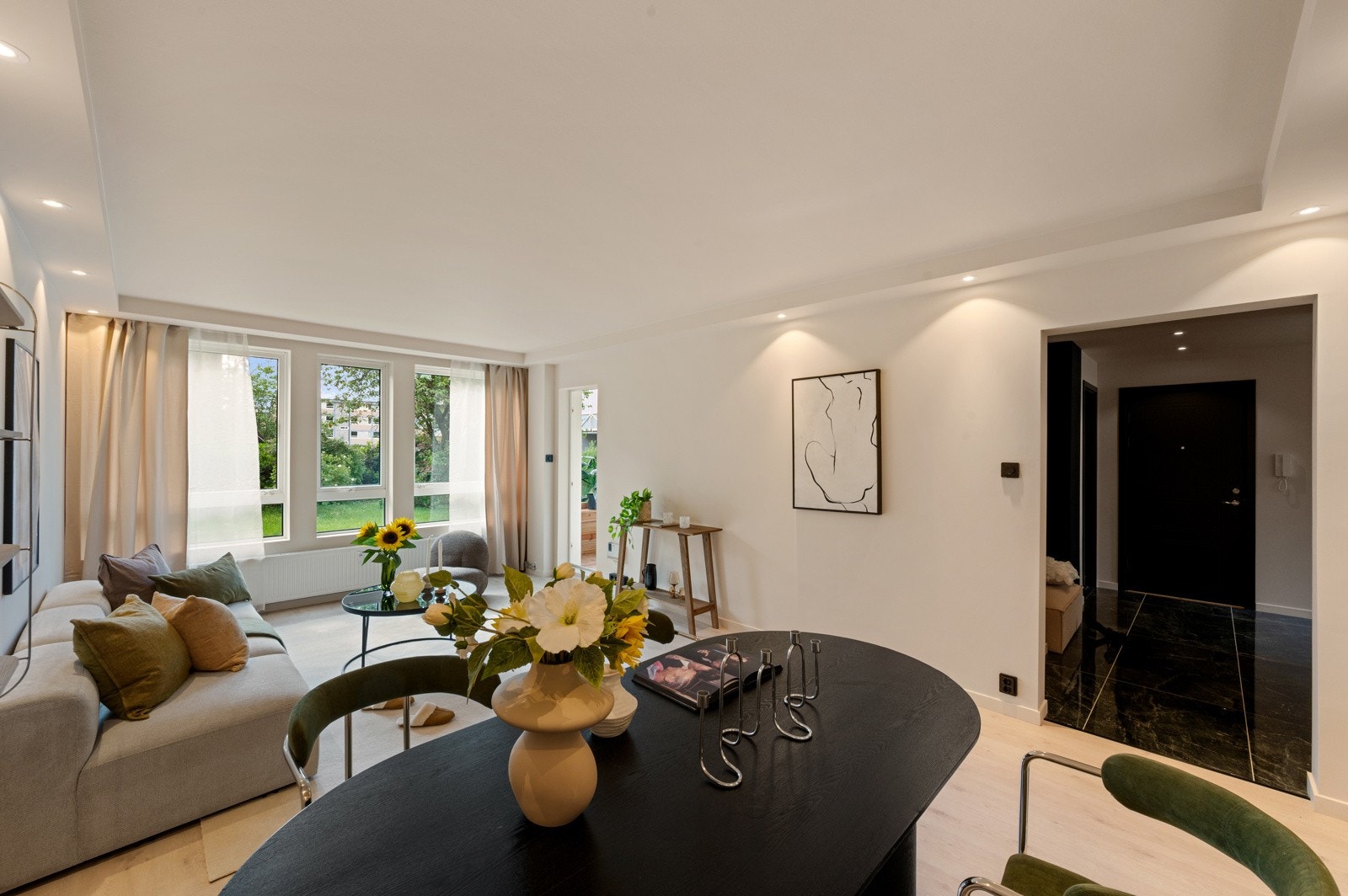 Lekker og romslig stue som enkelt kan møbleres med både sofa og sittegruppe. Lekk merke til spottekasse i tak. Galleribilde