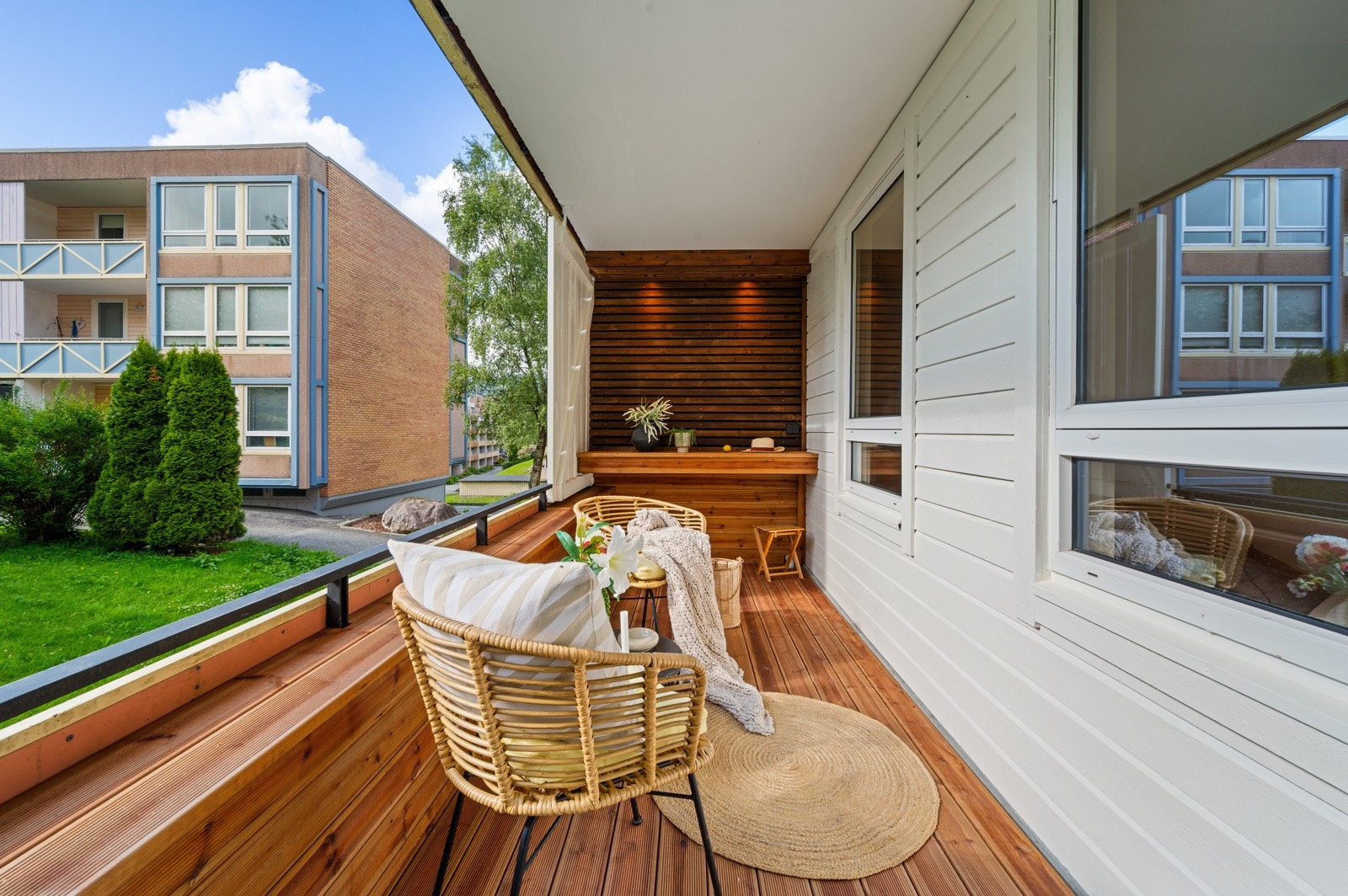 Romslig balkong med nytt dekke på gulv og spiler langs vegg. Galleribilde