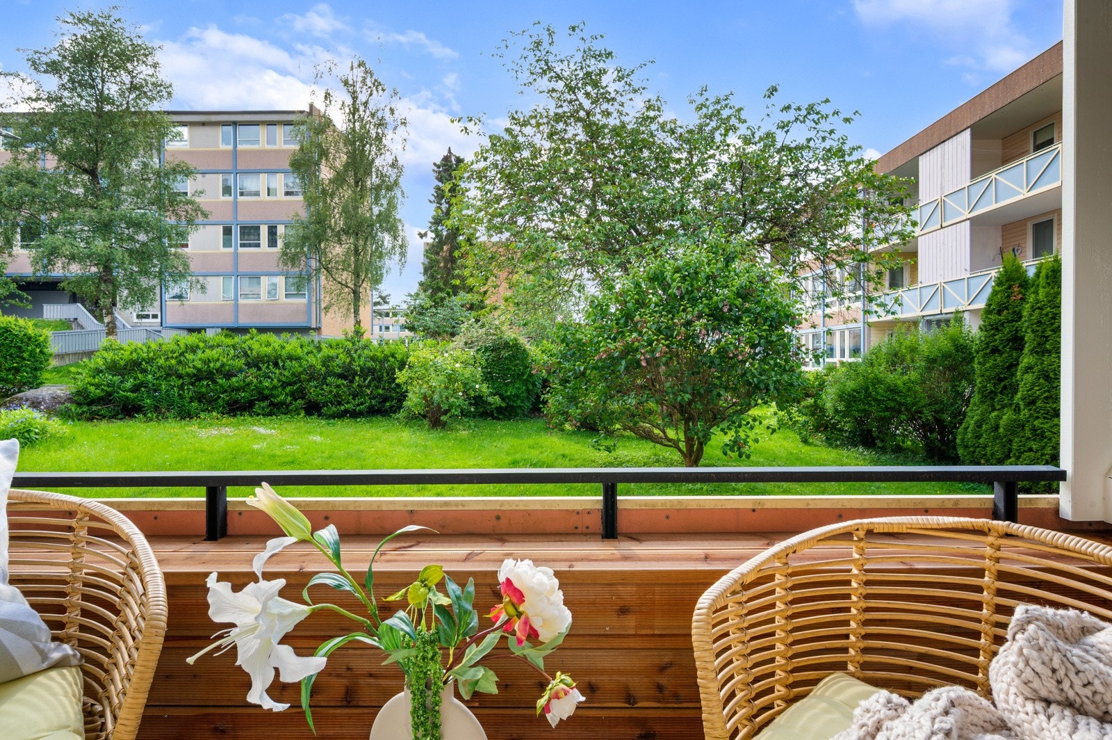 Flott utsikt mot grøntareal fra balkong. Galleribilde