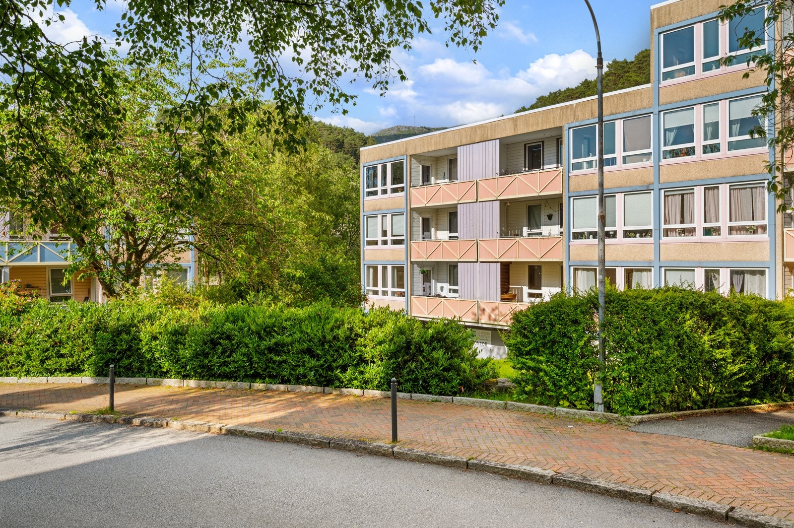 Lyshovden borettslag er et trivelig nabolag for store og små. Det er store grøntområder, lekeplasser og kort avstand til skoler og barnehager. Galleribilde