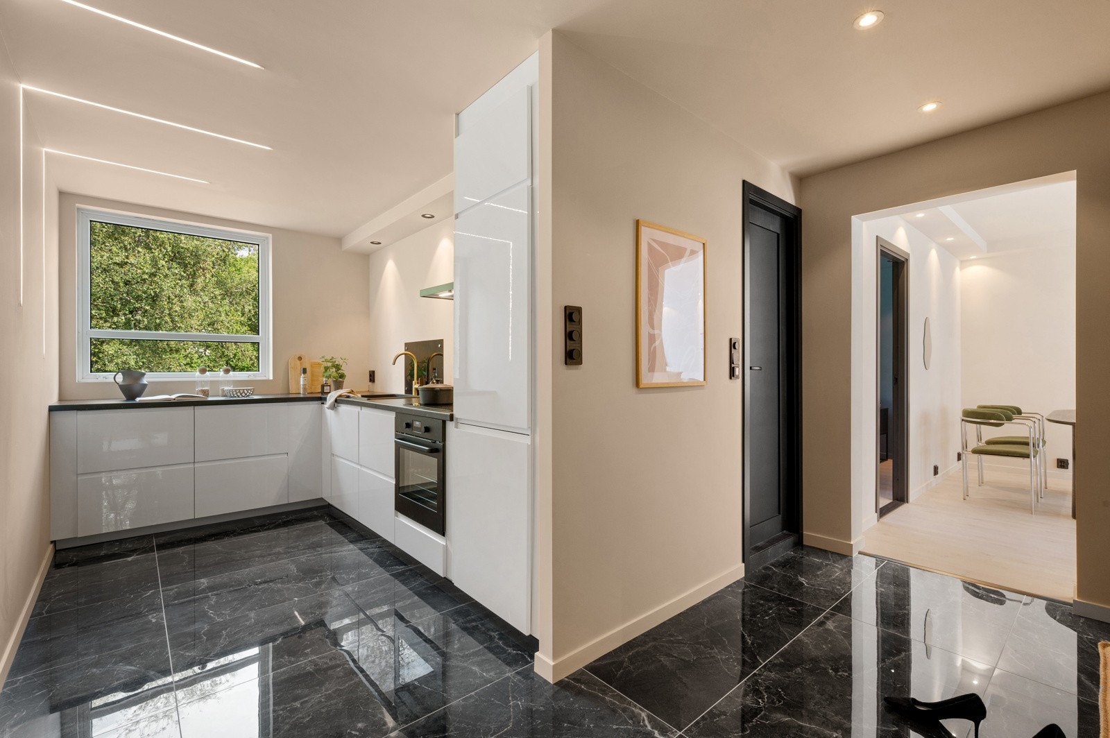 Nytt kjøkken fra IKEA ble montert i 2025. Gulvet er flislagt med sømløs overgang til gang/entre. Varmekabler på gulvet gjør kjøkkenet til et hyggelig rom å oppholde seg i hele året. Galleribilde