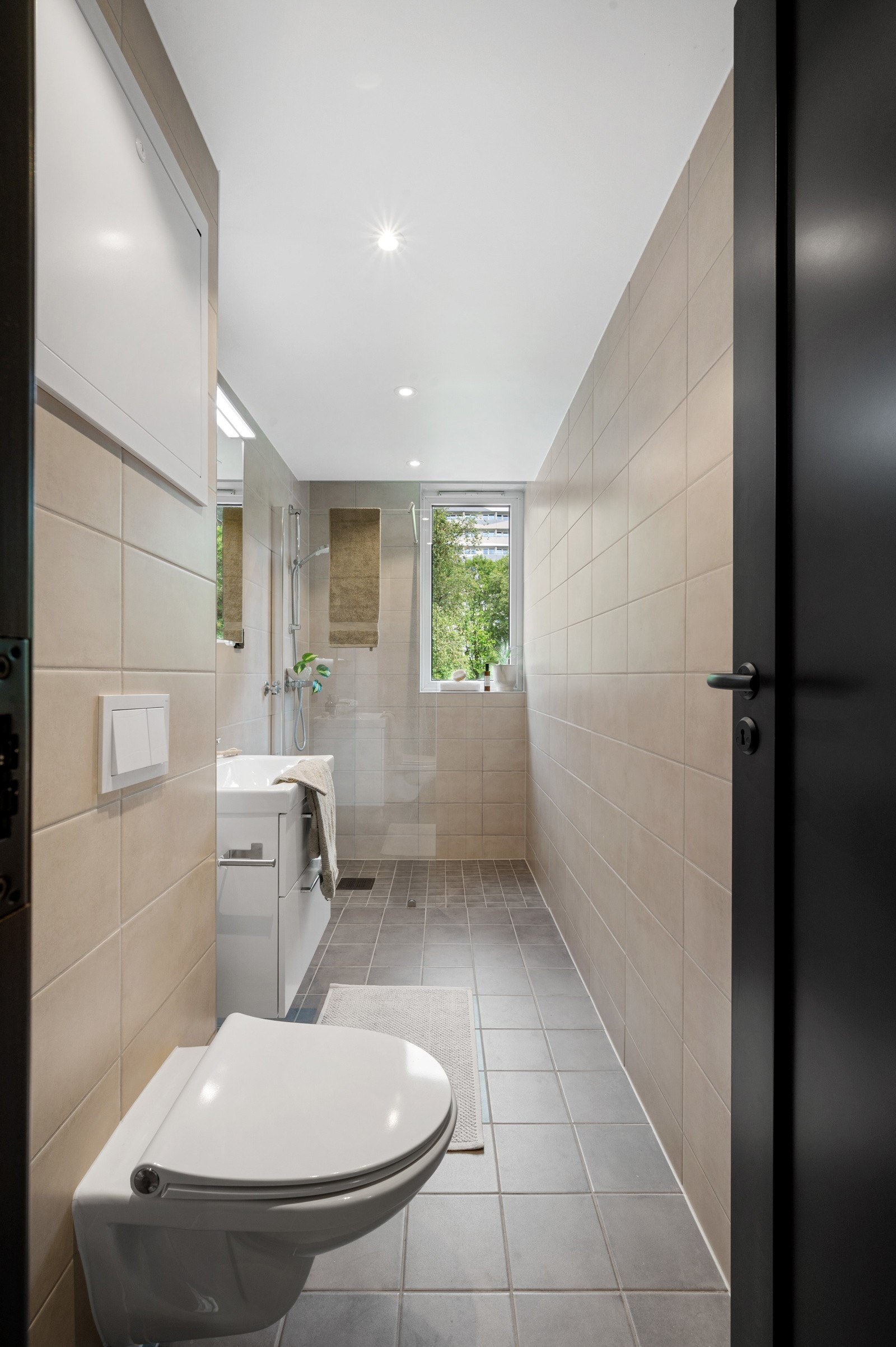 Lyst og lekker helfliset bad fra 2024, som er oppusset i regi av borettslaget. Galleribilde