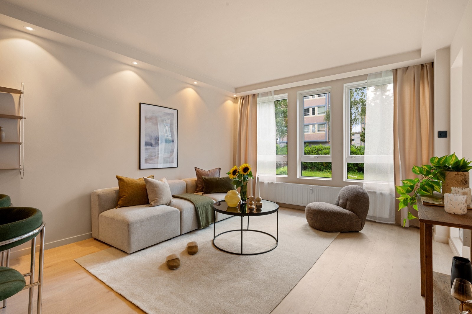 Gardiner er innfelt og skjult i taket, noe som skaper en sømløs overgang til tak og vinduer. Lekker detalj! Galleribilde