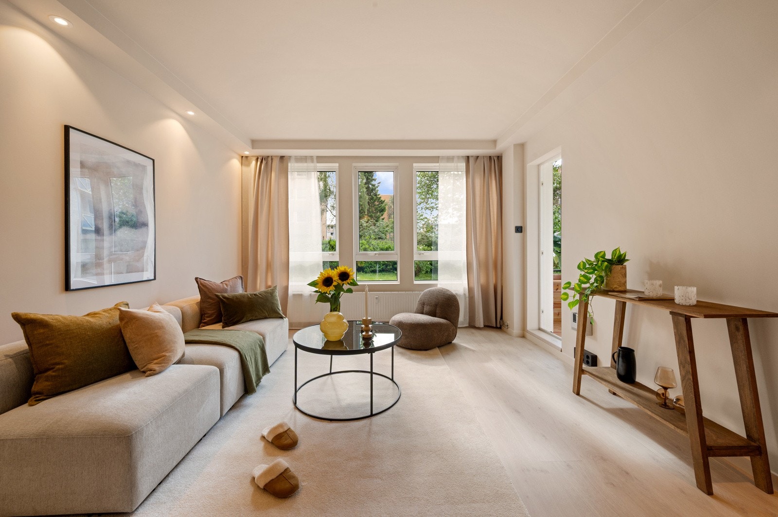 Nydelig stue som er malt i en lys, moderne og behagelig fargepallet. Det er lagt nytt laminatgulv i stuen. Galleribilde