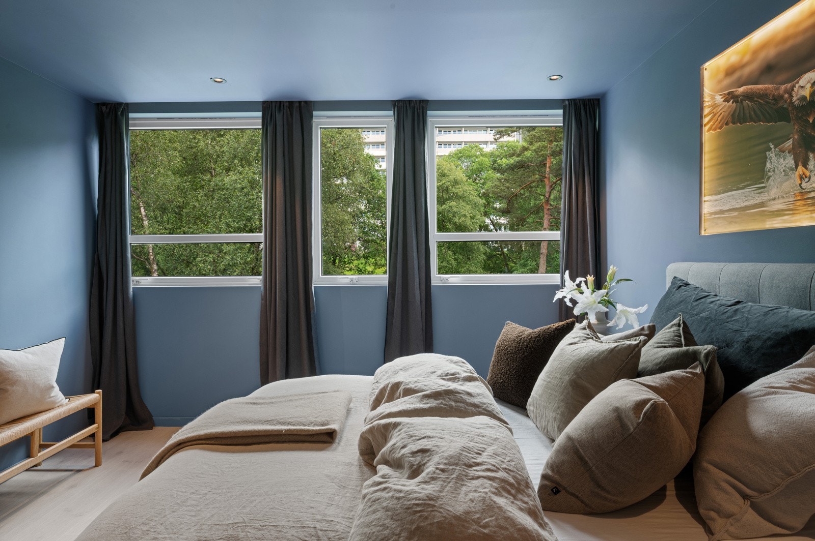 På soverom som i stue er gardiner innfelt i taket. Galleribilde