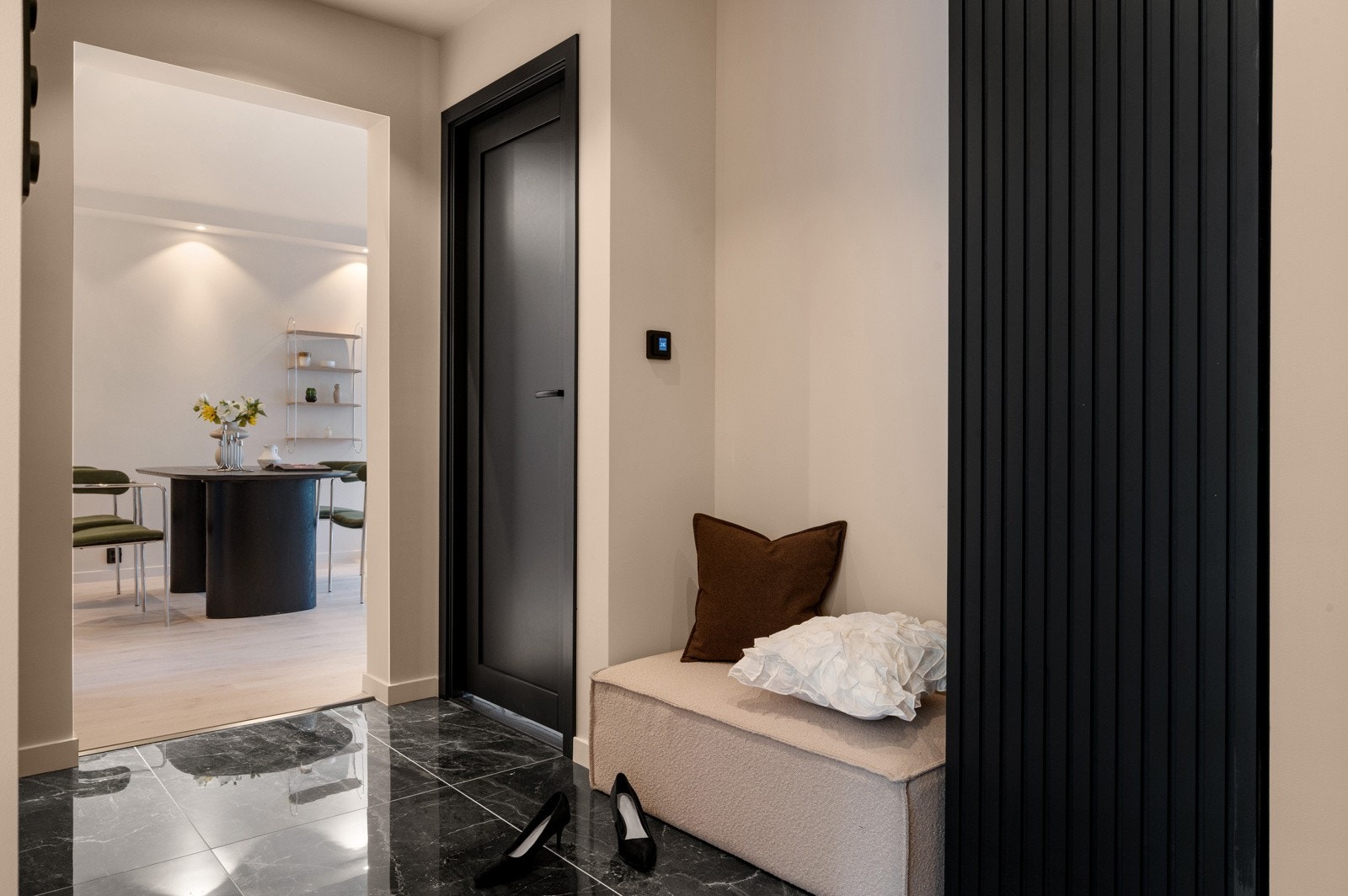 Romslig gang med plassbygget nisje og klesskap innfelt med spiler. Galleribilde