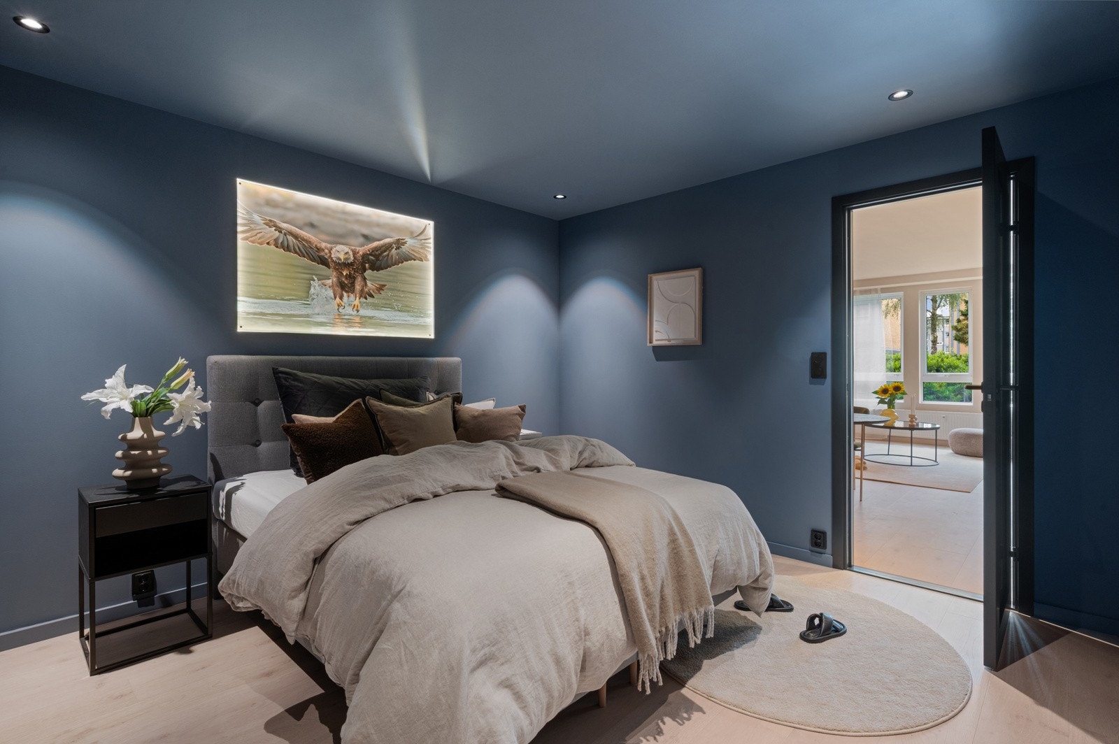 Lekkert hovedsoverom på hele 13,5 kvadrat, med god plass til dobbelseng, nattbord og mulighet for innredning av større garderobeløsning. Galleribilde