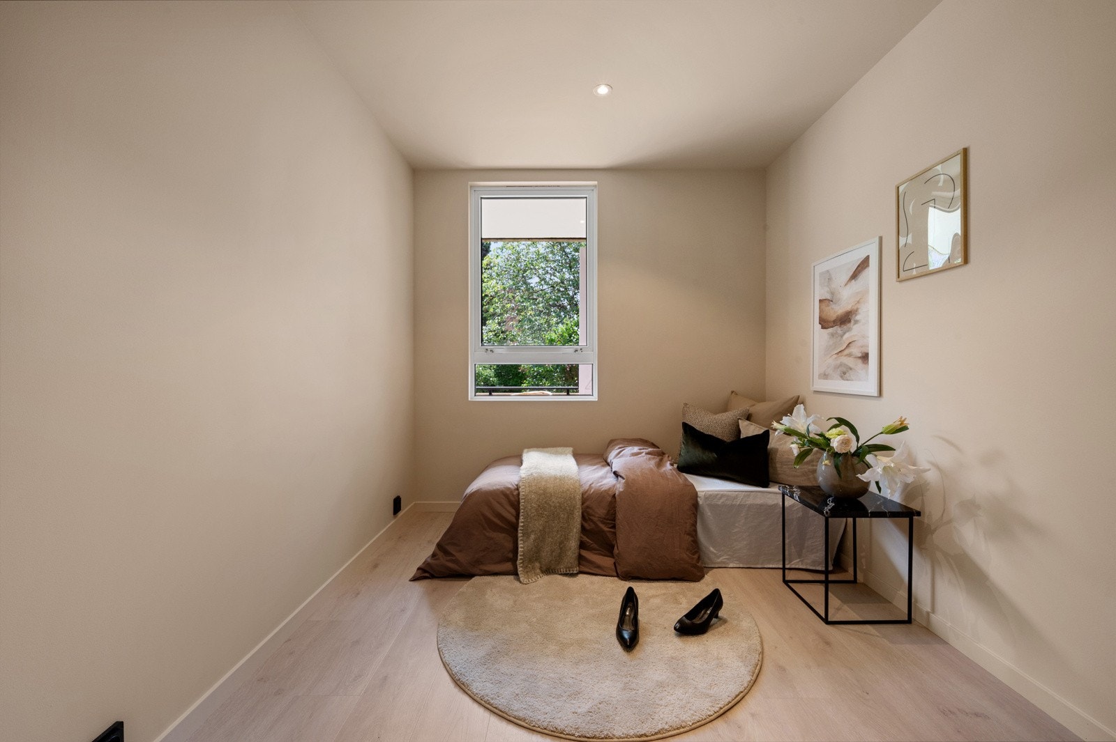 Leilighetens andre soverom holder også god størrelse og er malt i en behagelig fargepalett. Galleribilde