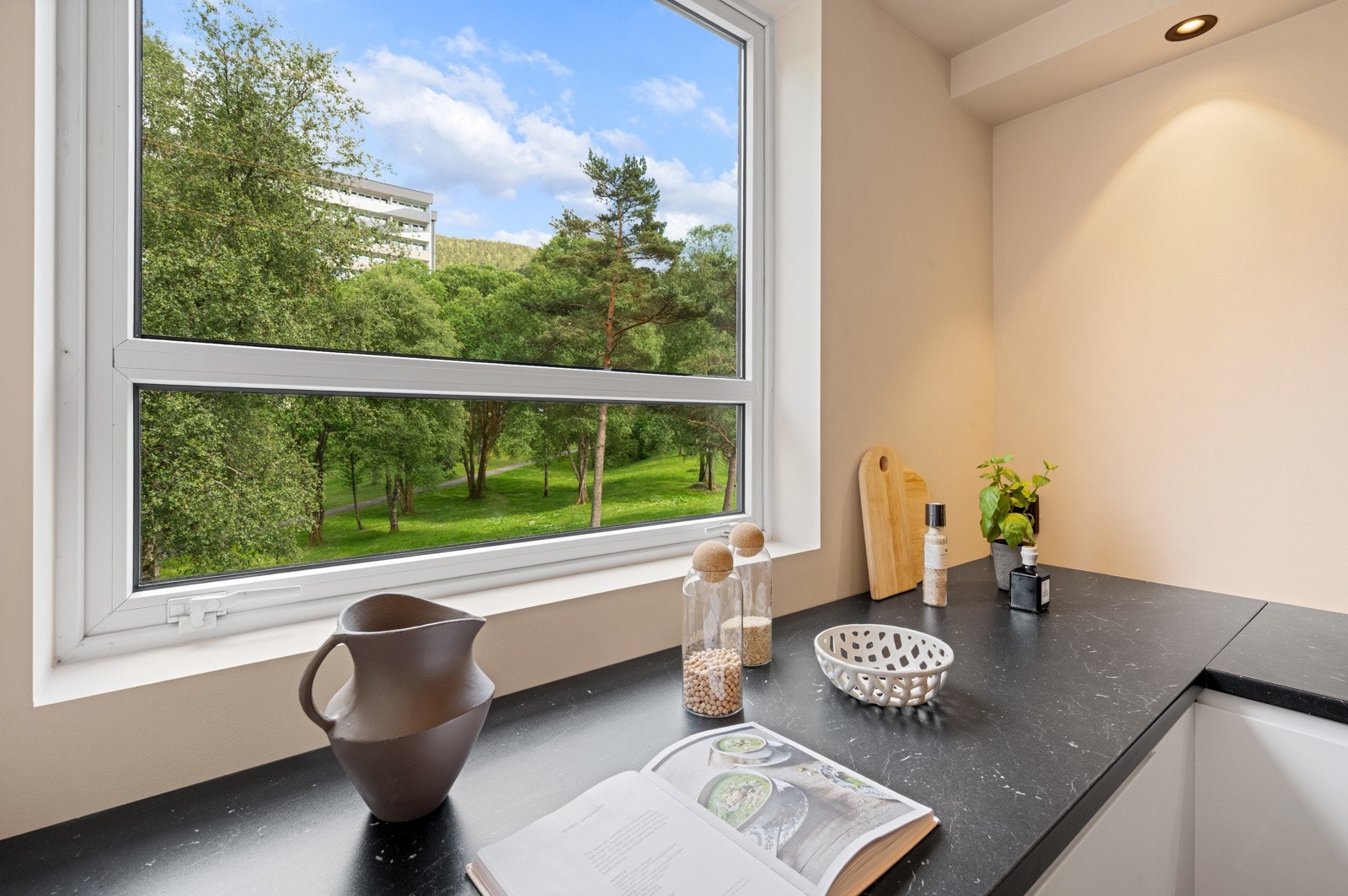 Flott utsikt mot grøntareal fra kjøkkenvindu. Herlig med godt arbeidslys og naturlig tilluft fra vindu. Galleribilde