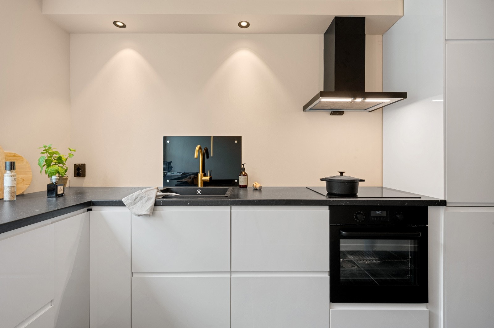 Det er god skap- og benkeplass på kjøkkenet. Legg merke til spotter i tak. Galleribilde