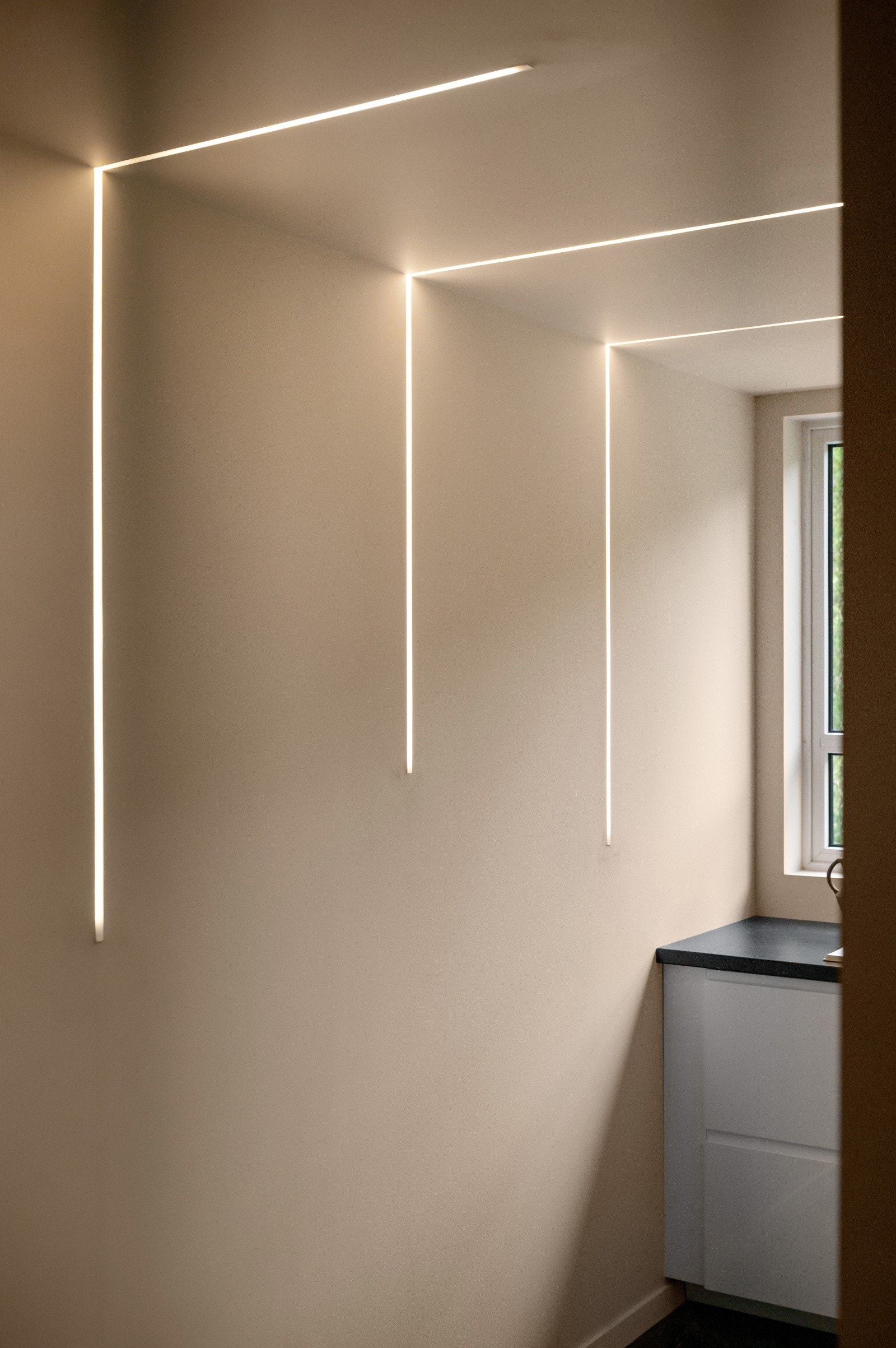 LED-lys på kjøkken er med på å skape en herlig stemning og atmosfære på kvelden. Galleribilde