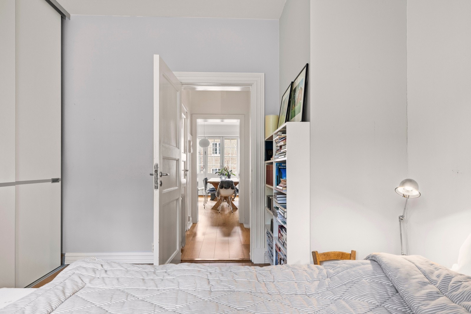 På hovedsoverommet er det plass til dobbeltseng med tilhørende nattbord, og takhøyden utnyttes godt med en stor, plassbygget skyvedørsgarderobe i hvit utførelse. Galleribilde