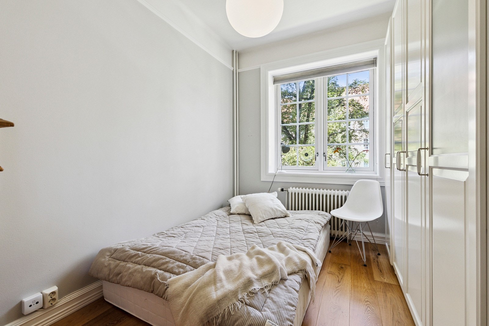 Det er plass til både seng og garderobe, og rommets brede vindu slipper inn rikelig med dagslys. Galleribilde