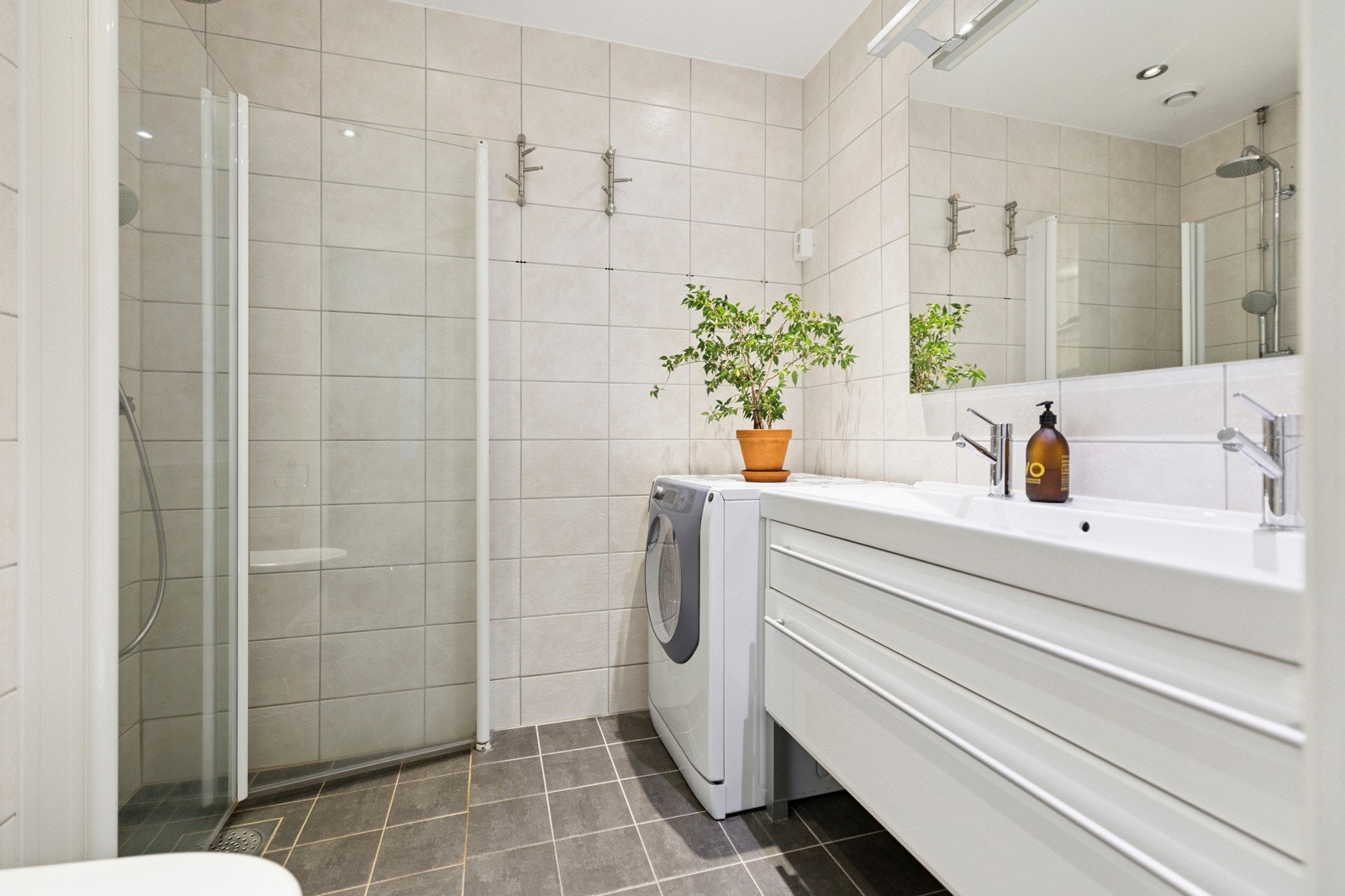 Det er gulvvarme og downlights, og badet har vegghengt toalett og opplegg for en vaskesøyle. Galleribilde