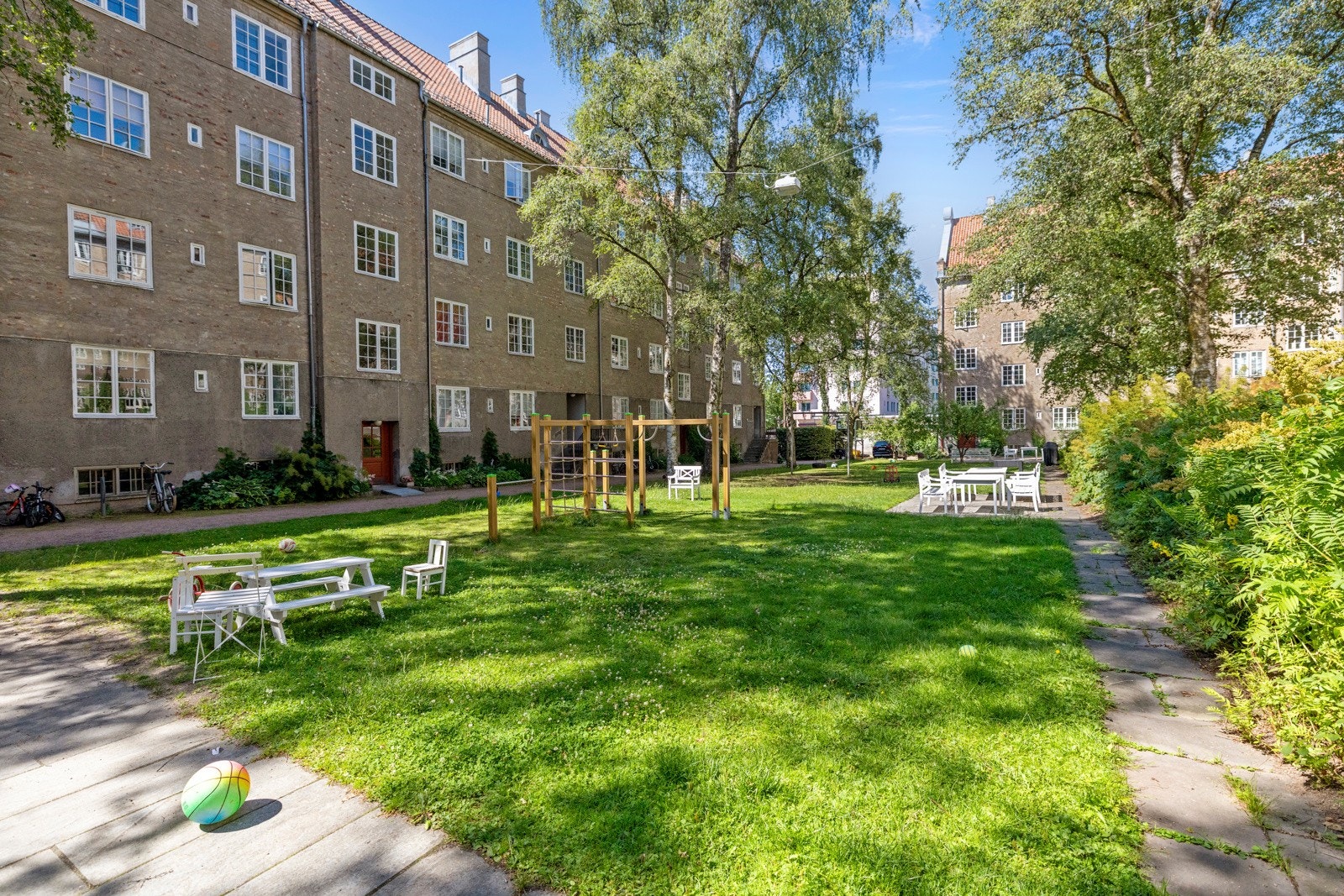 Fra boligen er det gangavstand til Nye Bogstadveien, en attraktiv og moderne handlegate. Galleribilde