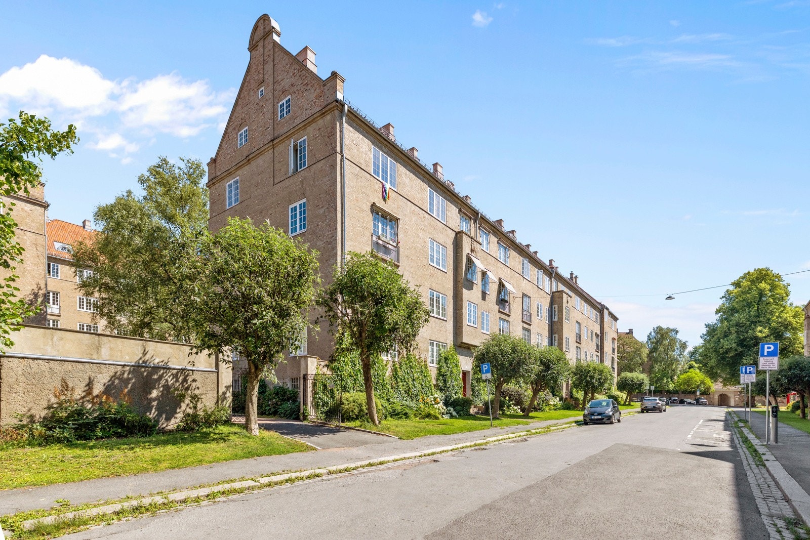 Eiendommen ligger i et urbant, populært og meget sentralt boligområde på Fagerborg i Oslo. Galleribilde