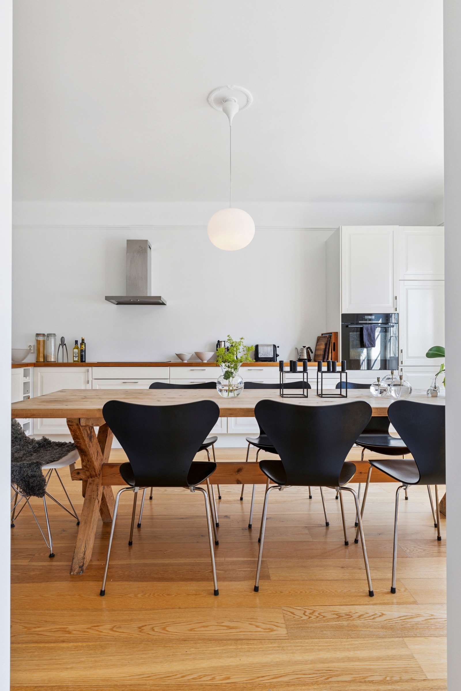 Ikea-innredningen fra 2011 har hvite, profilerte fronter og heltre benkeplate i eik med nedfelt oppvaskkum. Galleribilde
