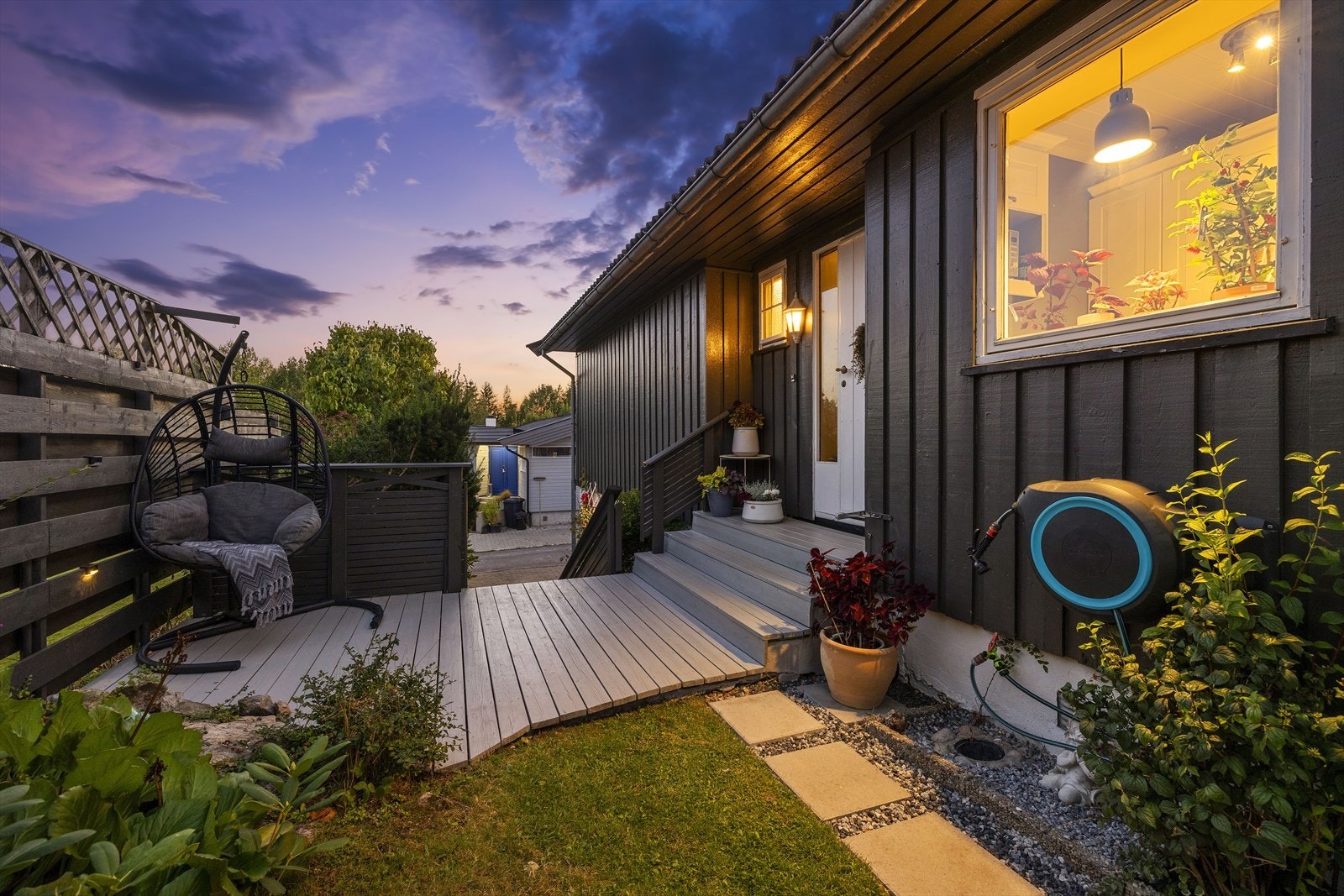 Innbydende inngangsparti med skjermet og lun uteplass Galleribilde