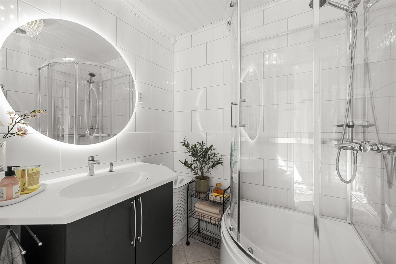 Baderom med fliser på vegger og gulv - med varmekabler Galleribilde