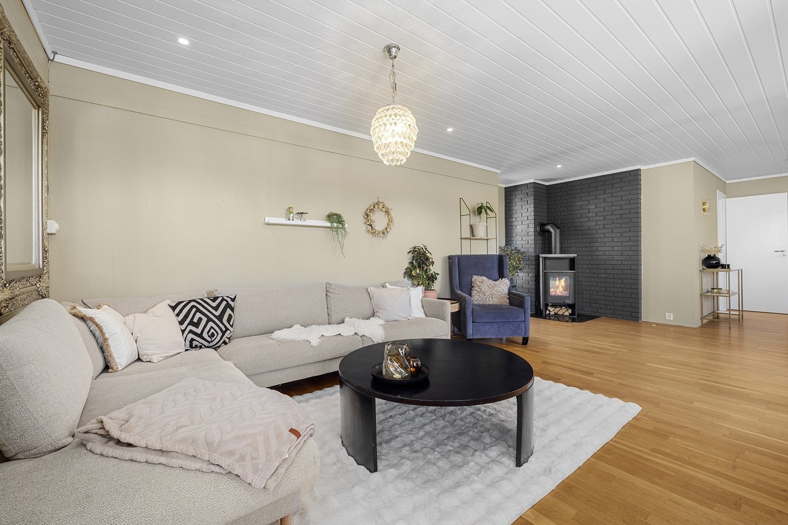 Både varmepumpe og vedovn med glassfelt - sørger for god oppvarming av denne boligen Galleribilde