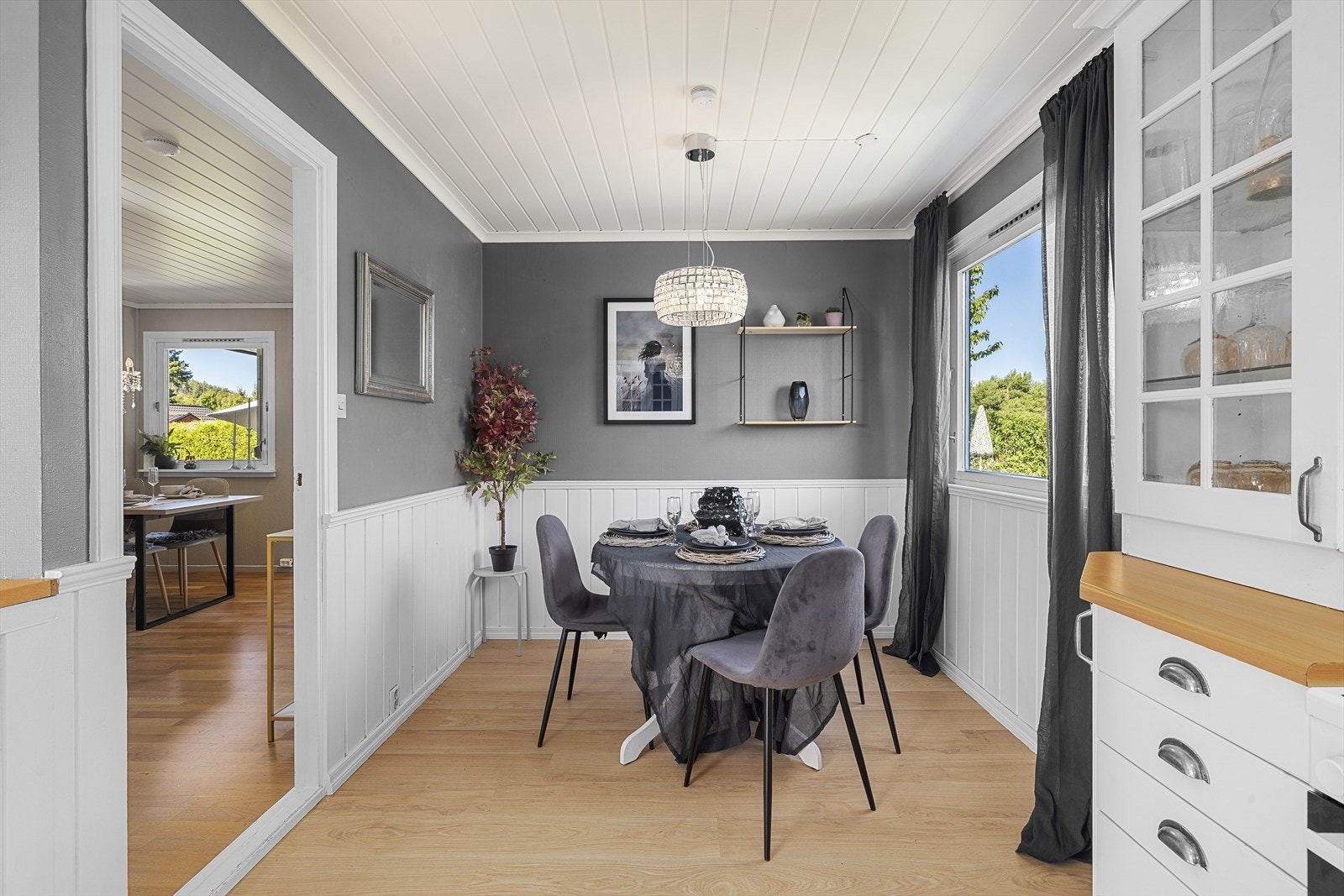 Koselig spiseplass ved vinduet Galleribilde