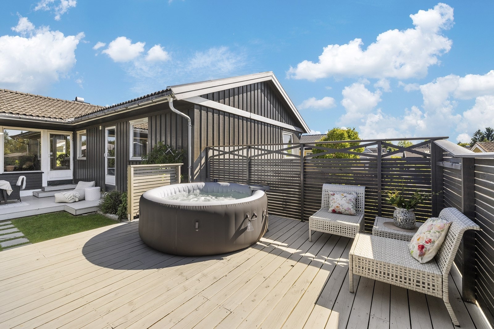 Terrassen fikk nye terrassebord og rekkverk i 2020 Galleribilde