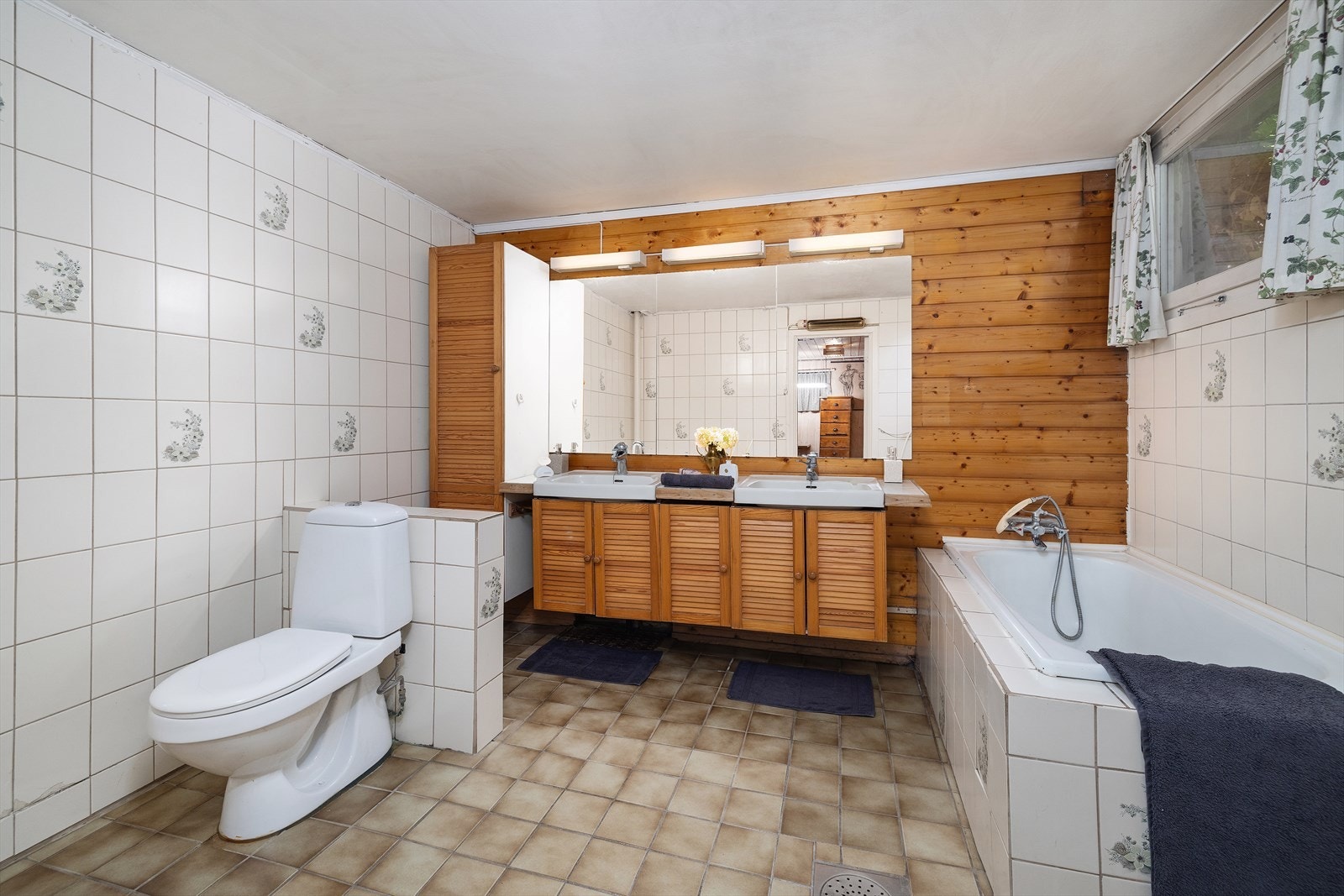 Badet er romslig, men har behov for modernisering. Galleribilde