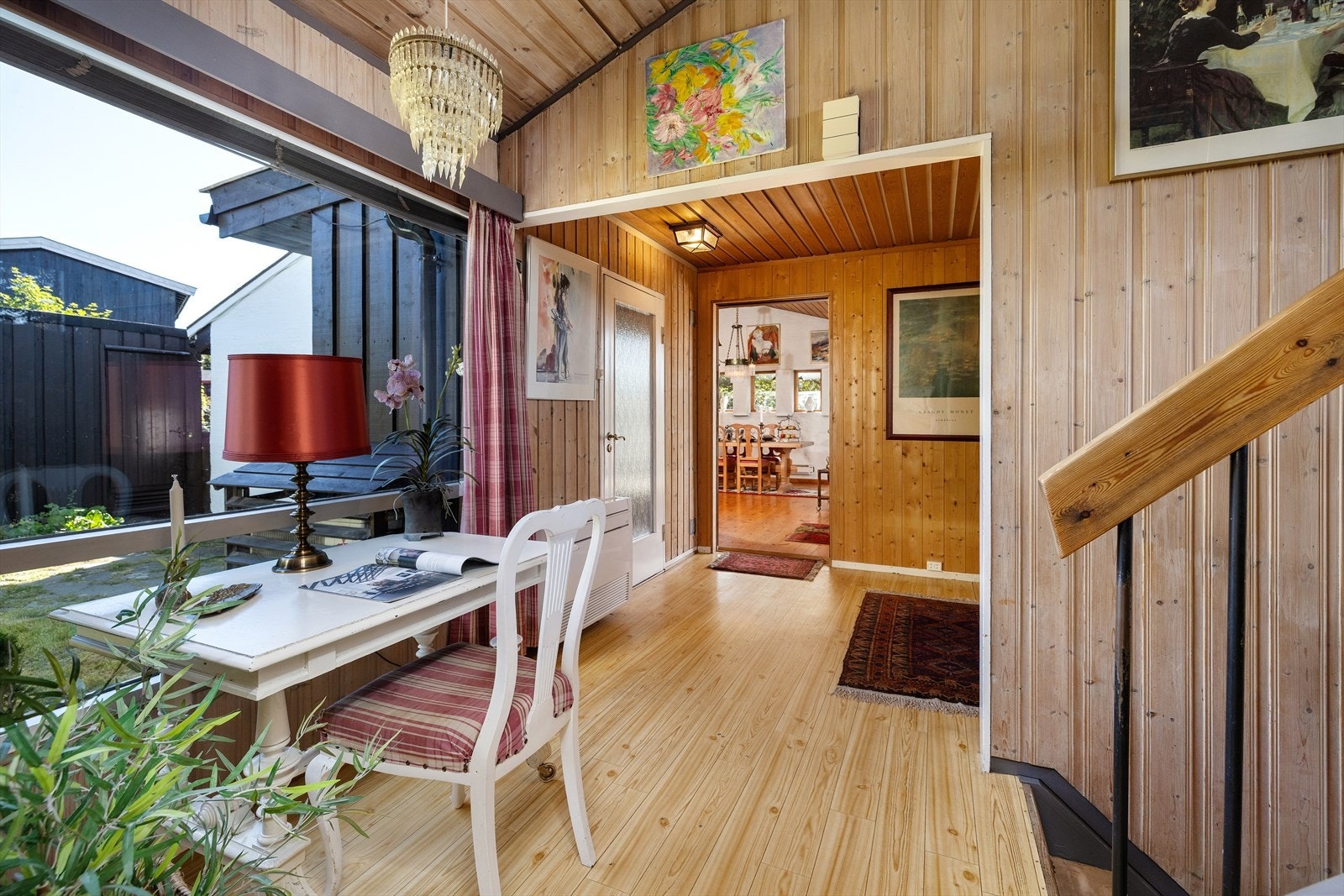 I gangen er varmepumpen praktisk plassert. Denne etasjen leder inn til kjøkken og tilbygget stue. Galleribilde