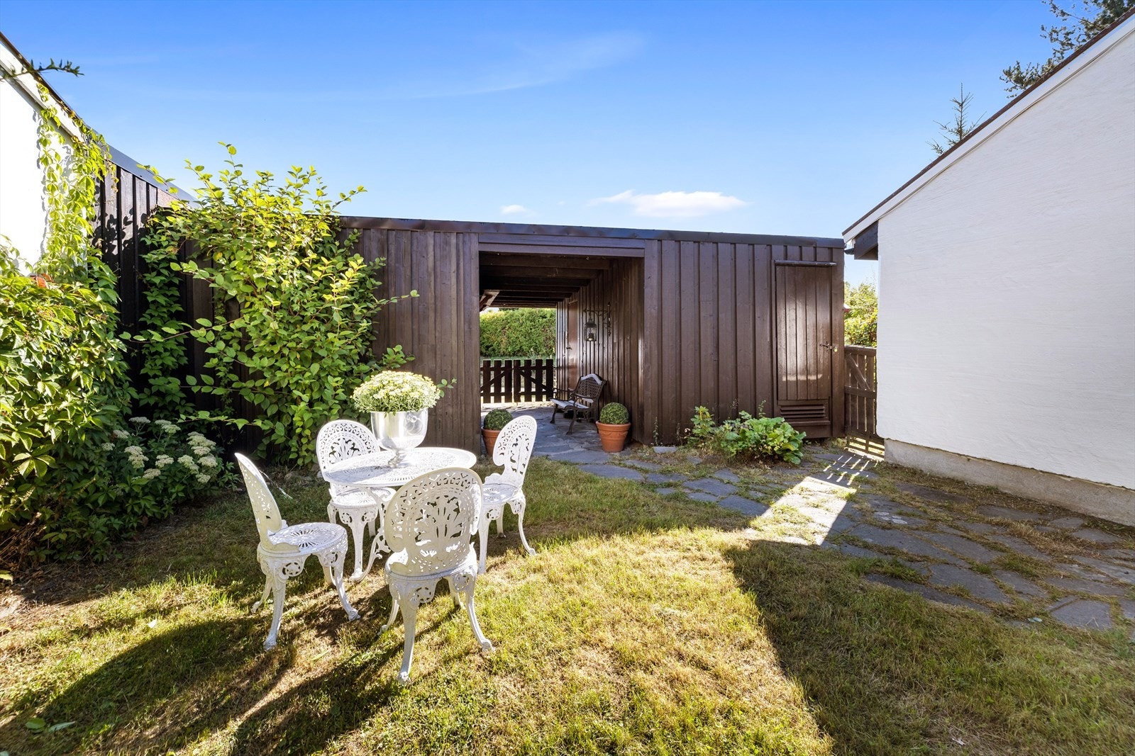 Når eiendommen ble tegnet la arkitektene vekt på funsjonalismen og innenfor garasjen er det et flott atrium. Galleribilde