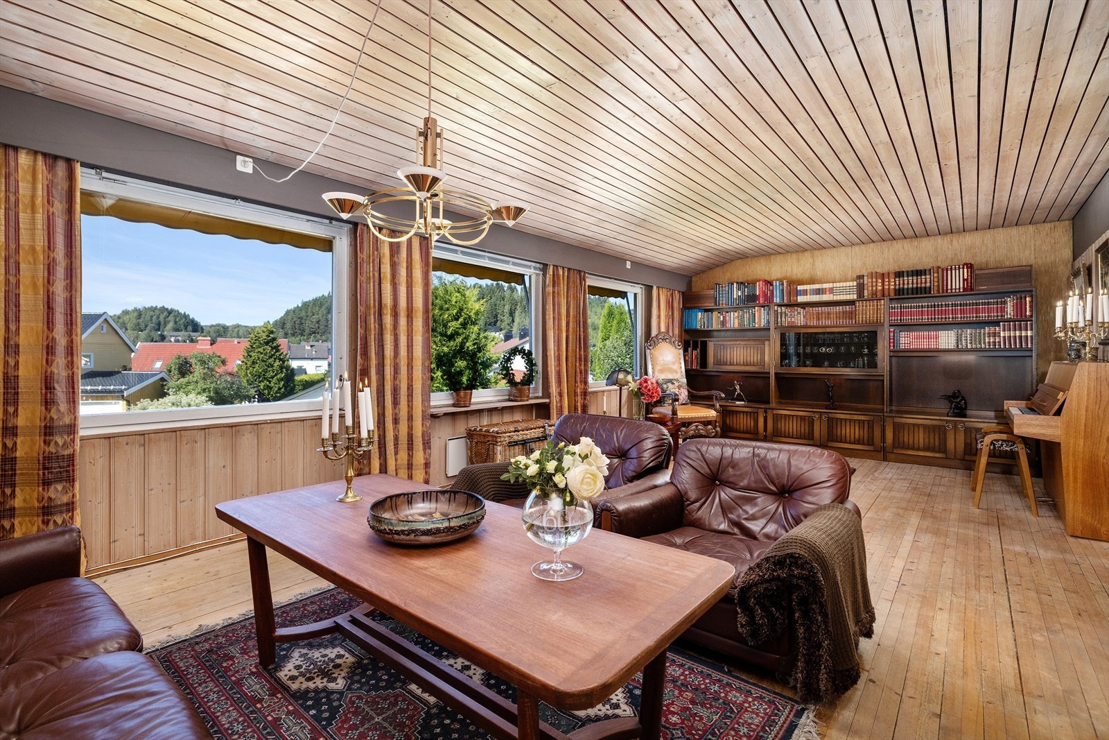 Her er mye av det originale bevart med bla. himlingen og Biri-tapeten. Galleribilde