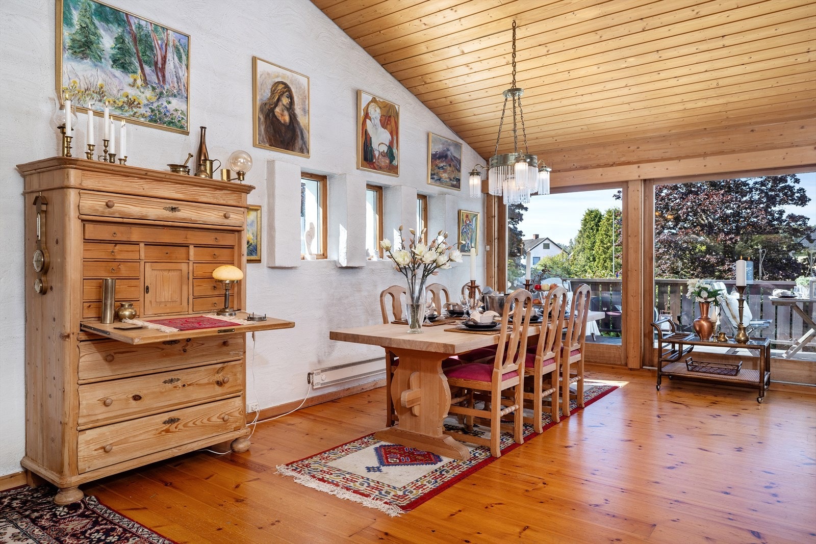 Utenfor denne stuen er det en fin terrasse Galleribilde