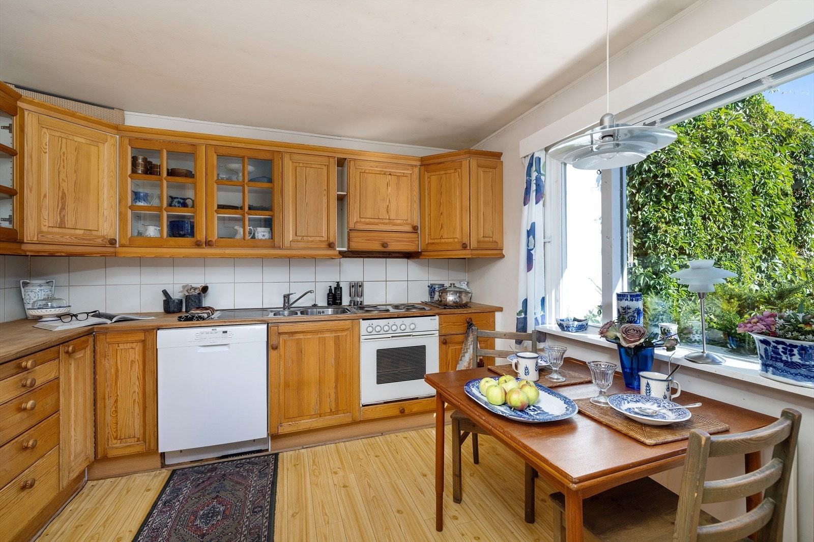 Kjøkkenet er i eget rom med vindu mot atrium. Galleribilde