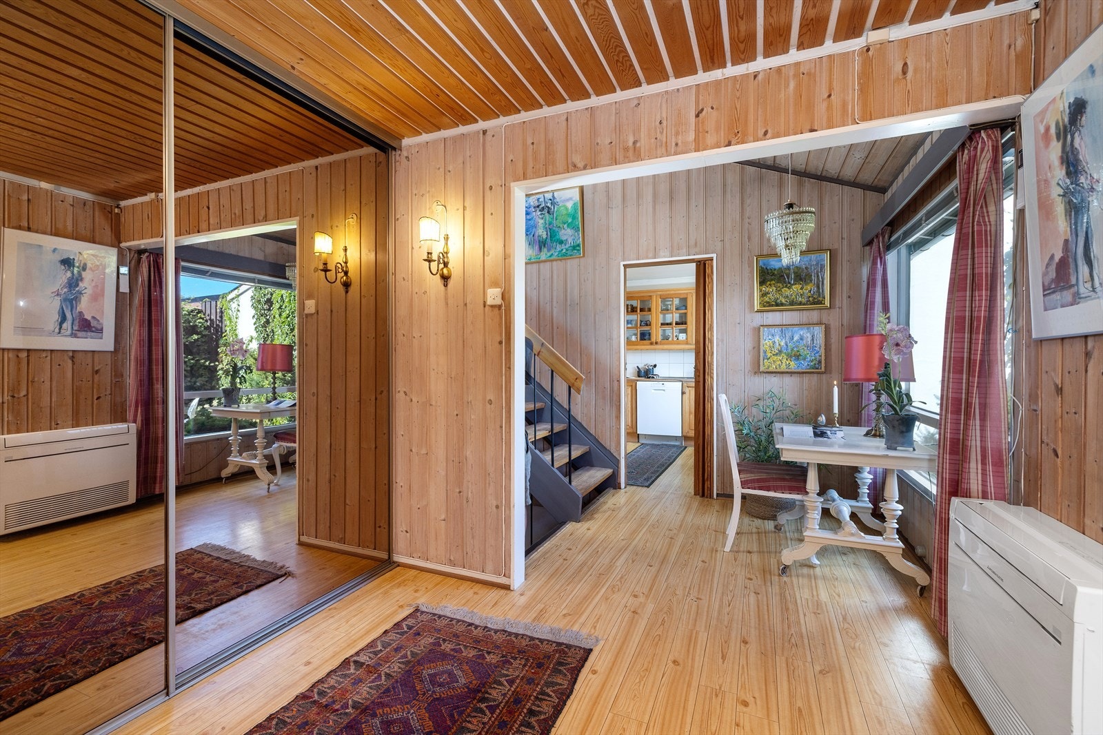 Når man kommer inn så møtes man av en romslig gang med god garderobeplass. Galleribilde