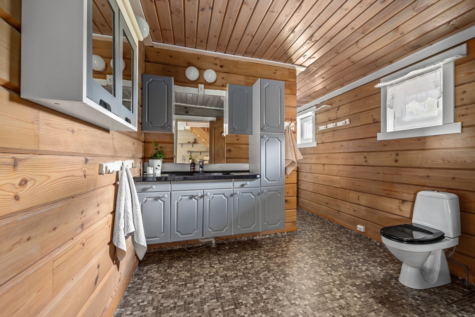 Bad/vaskerom - 12,5 kvm. Utstyrt med servantskap, toalett og dusjkabinett Galleribilde