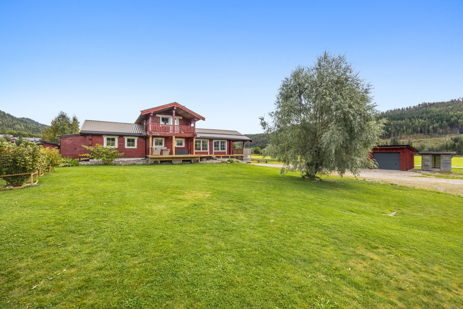 Eiendommen har en svært romslig tomt på hele 3 960 kvm. Godt med boltreplass for hele familien! Galleribilde