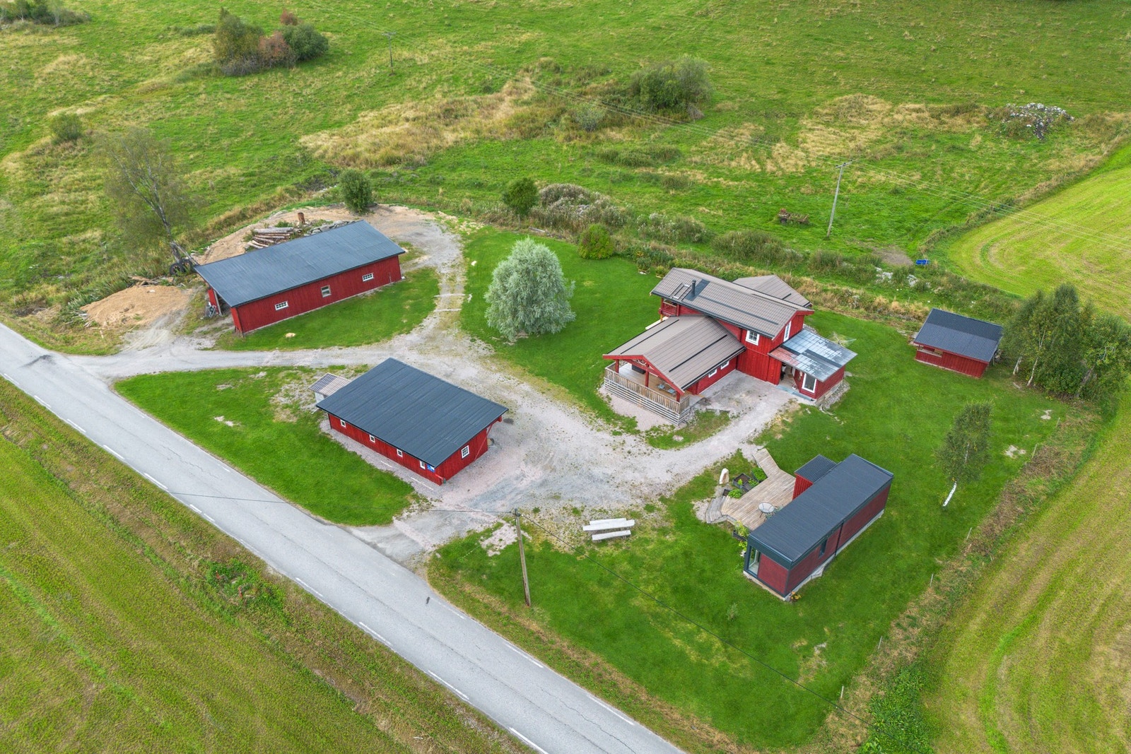 Bygningsmassen består av: Enebolig (2015), anneks (2018), hagebod (2020), trippelgarasje (2022) og verksted Galleribilde