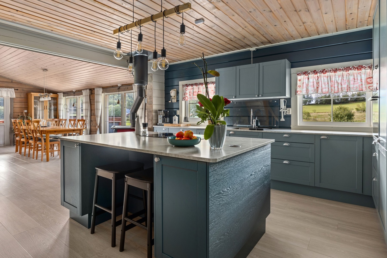 Ved kjøkkenøya kan man innta kjapp frokost, eller være til selskap for kokken! Galleribilde