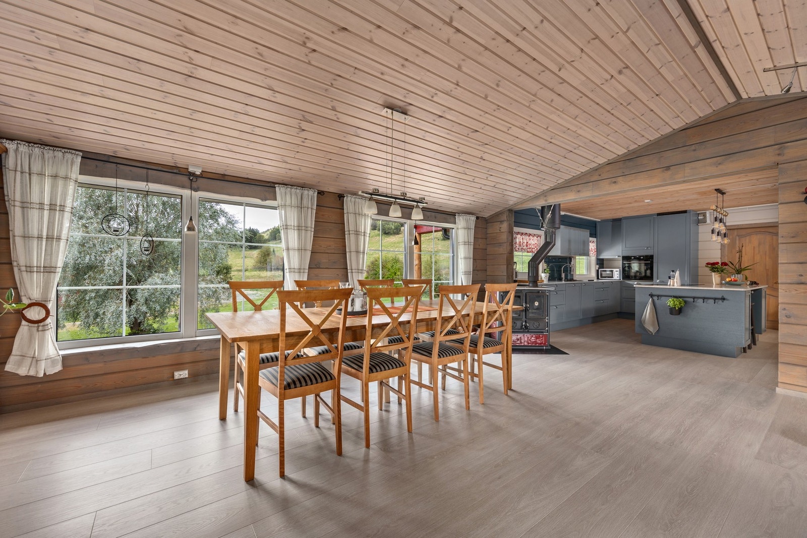 Det er gulvvarme på stue, kjøkken og i gang, i tillegg er det oppvarming fra vedfyring. Galleribilde