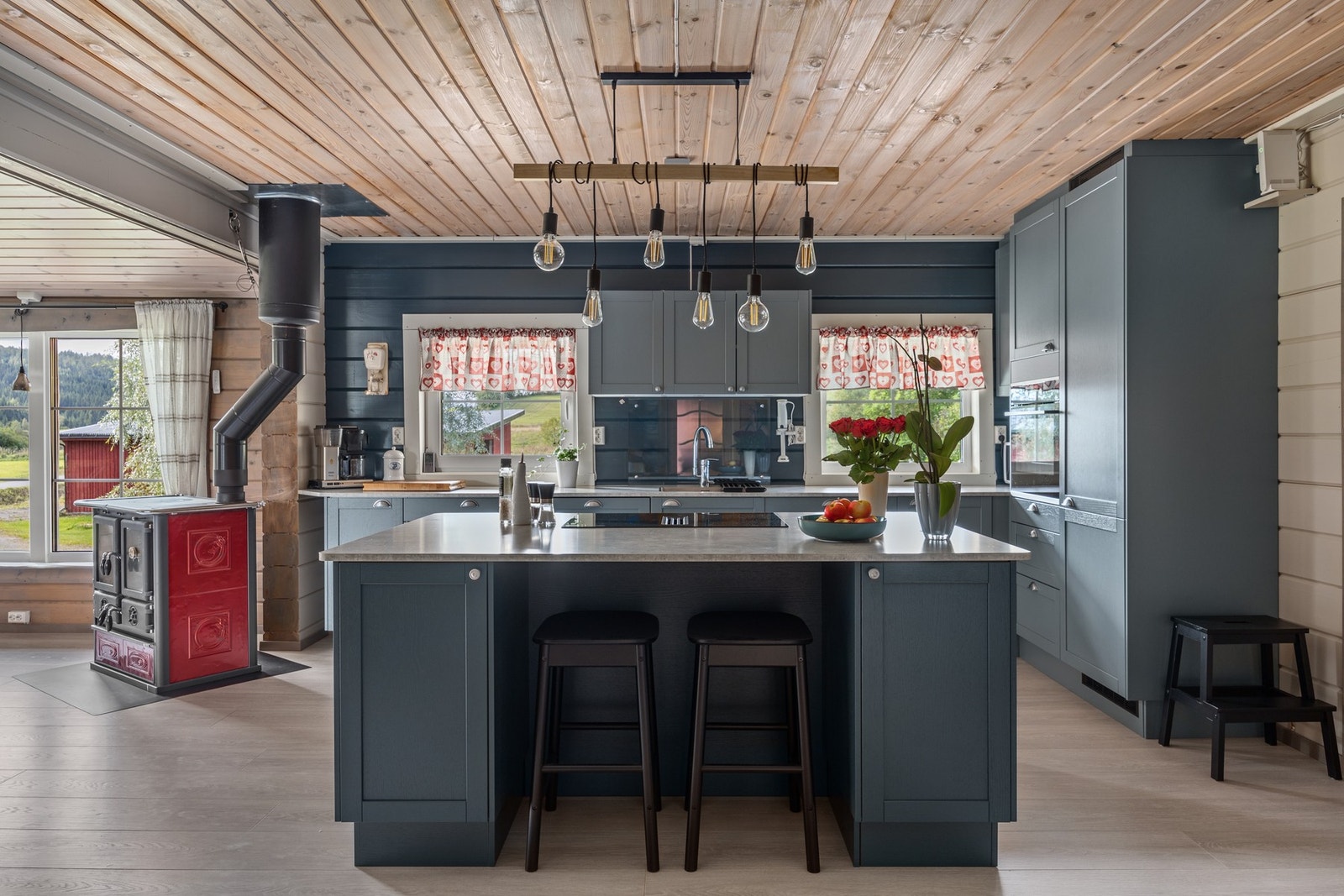 Integrert platetopp, stekeovn, kjøl-/fryseskap og oppvaskmaskin Galleribilde