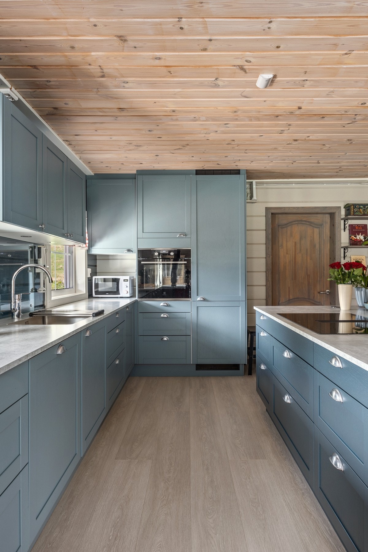 Kjøkkenet har rikelig med benk- og oppbevaringsplass Galleribilde