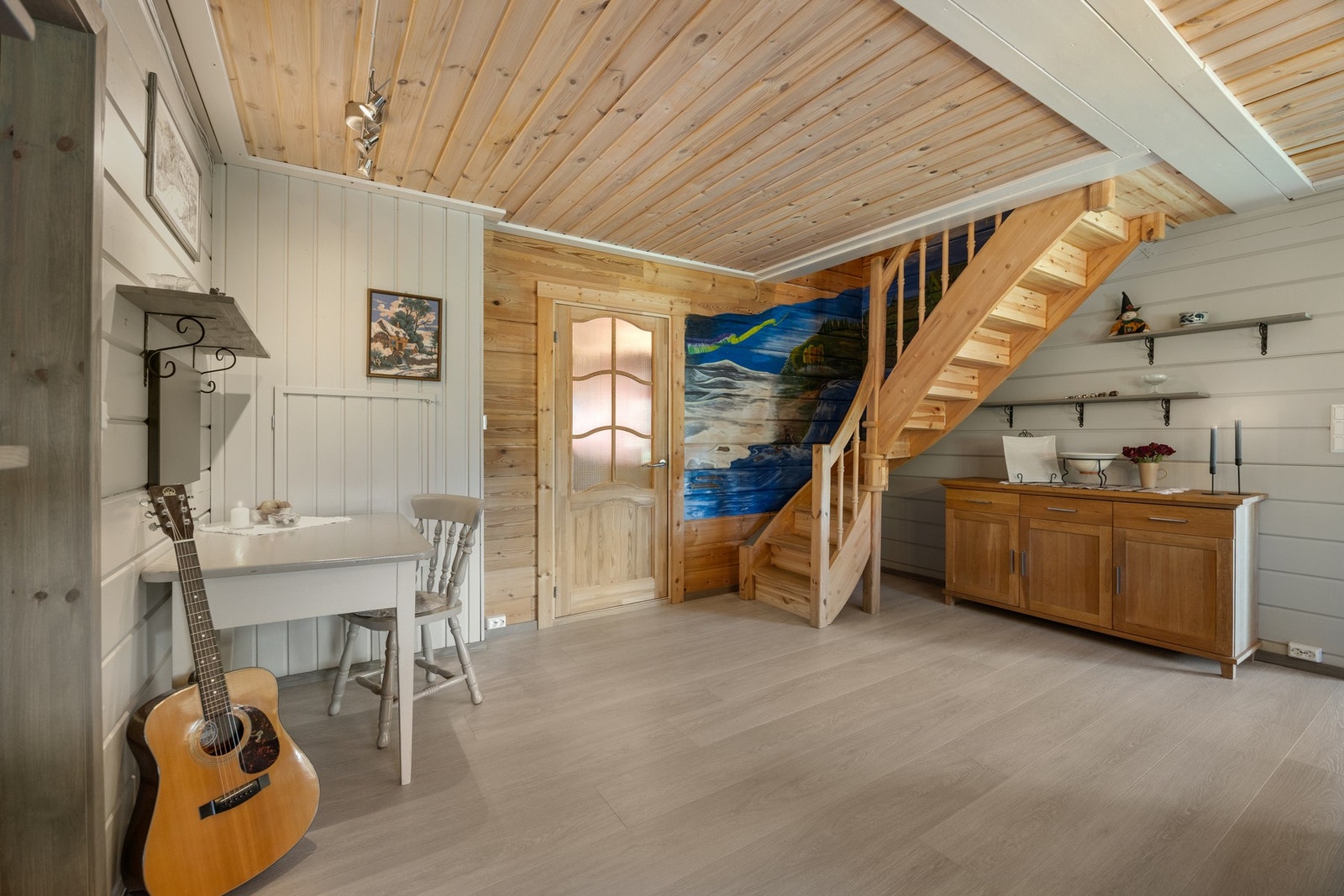 Fra kjøkkenrommet er det trapp opp til 2. etasje Galleribilde