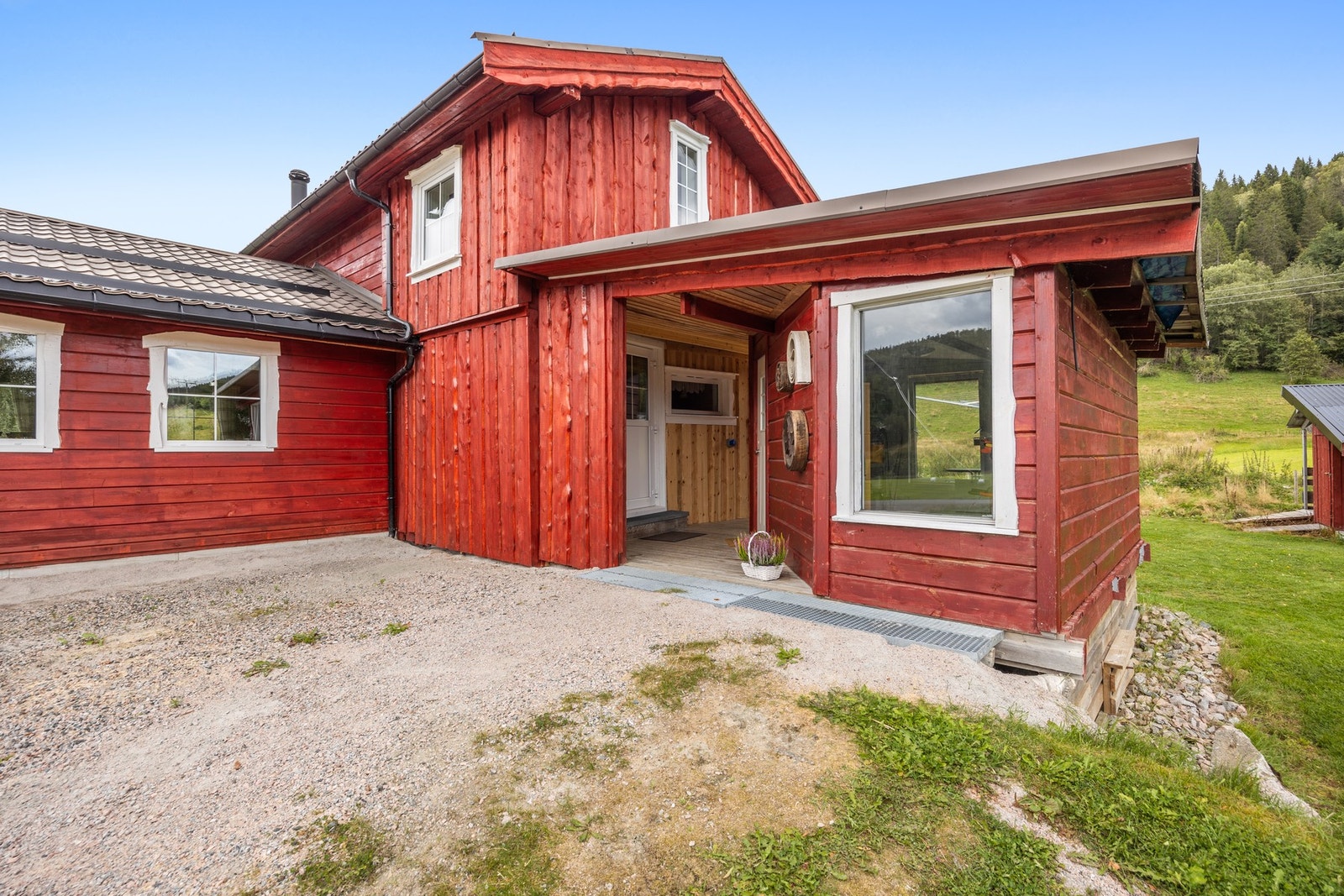 Inngangsparti med takoverbygd terrasse på ca 23 kvm. Utebod plassert vis-á-vis inngangsdør. Galleribilde