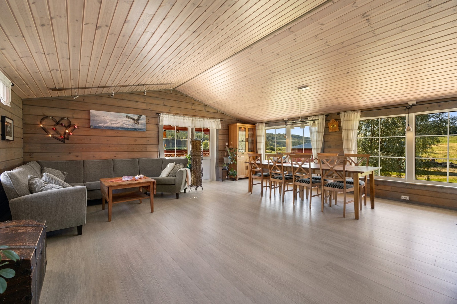 Allrommet oppleves generøst med god takhøyde og mange vindu som gir gode lysforhold! Galleribilde