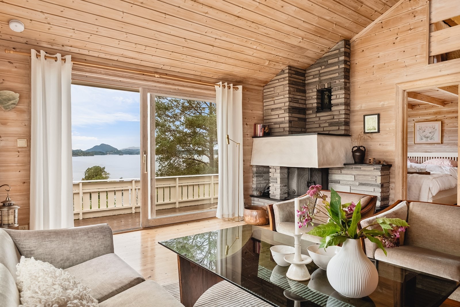 Fra stuen har du direkte adkomst til terrassen | Merk den flotte utsikten over Osterfjorden! Galleribilde