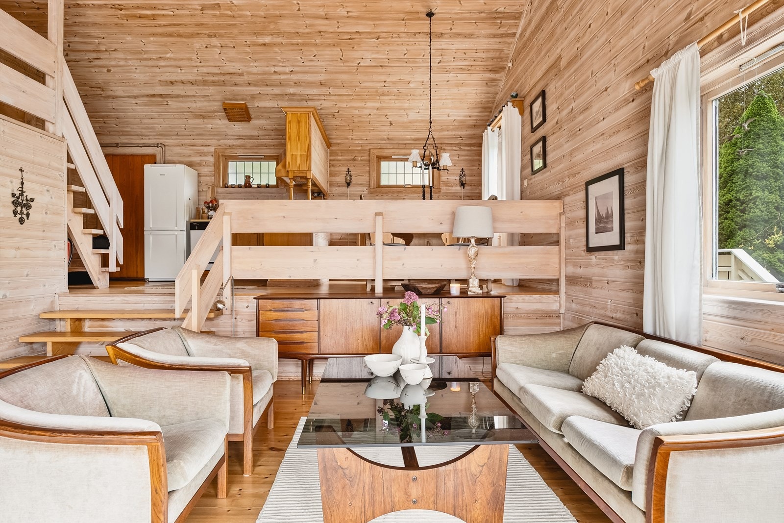 Boligen har lakkert tretrapp. Galleribilde