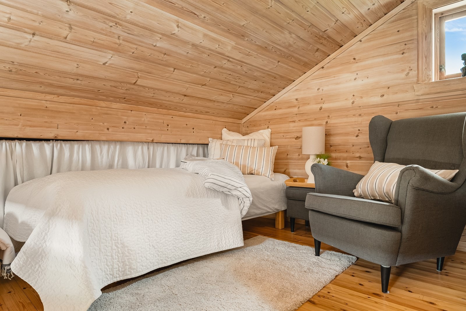 Hems | Merk oppbevaringsplassen i hemsen bak sengen! Galleribilde