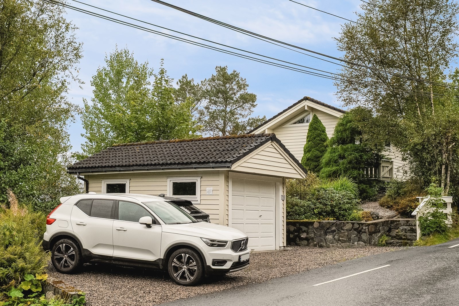 Merk den romslige gårdsplassen i tillegg til garasjeplassen | Med under 1 time fra Bergen Sentrum og helårsveg til hytten vil bruken kunne være stor! Galleribilde